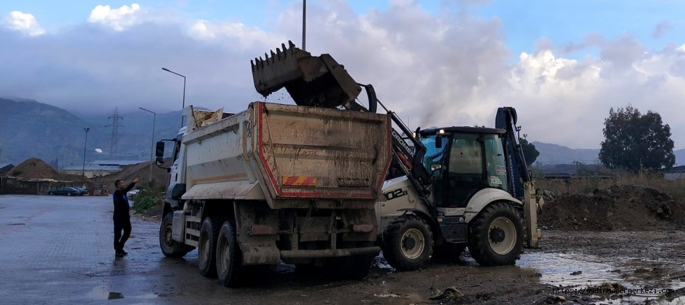 EFELER’İN EKİPLERİ KAMU KURUMUNUN DÖKTÜĞÜ MOLOZLARI TEMİZLEDİ