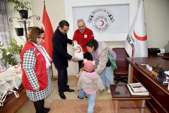Kızılay Menemen, çocukların hem kalbini hem ellerini ısıtıyor
