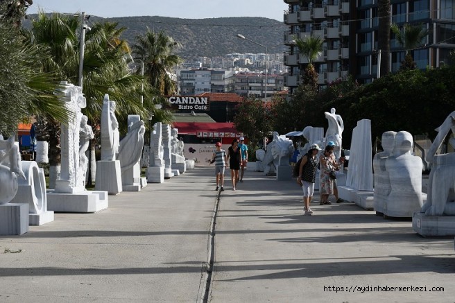 Kuşadası Sahilini Cumhuriyetin 100. yılına özel heykeller süslüyor
