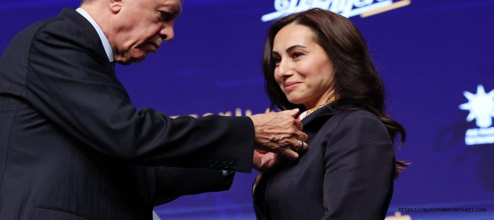 Özlem Vural Gürzel'e AKP Rozetini Bu sefer Erdoğan Taktı