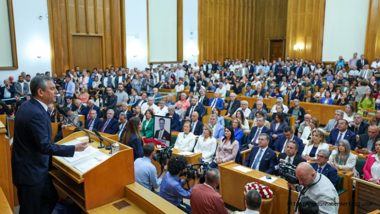 Özgür Özel Elinde Mazotla Kürsüye Çıktı