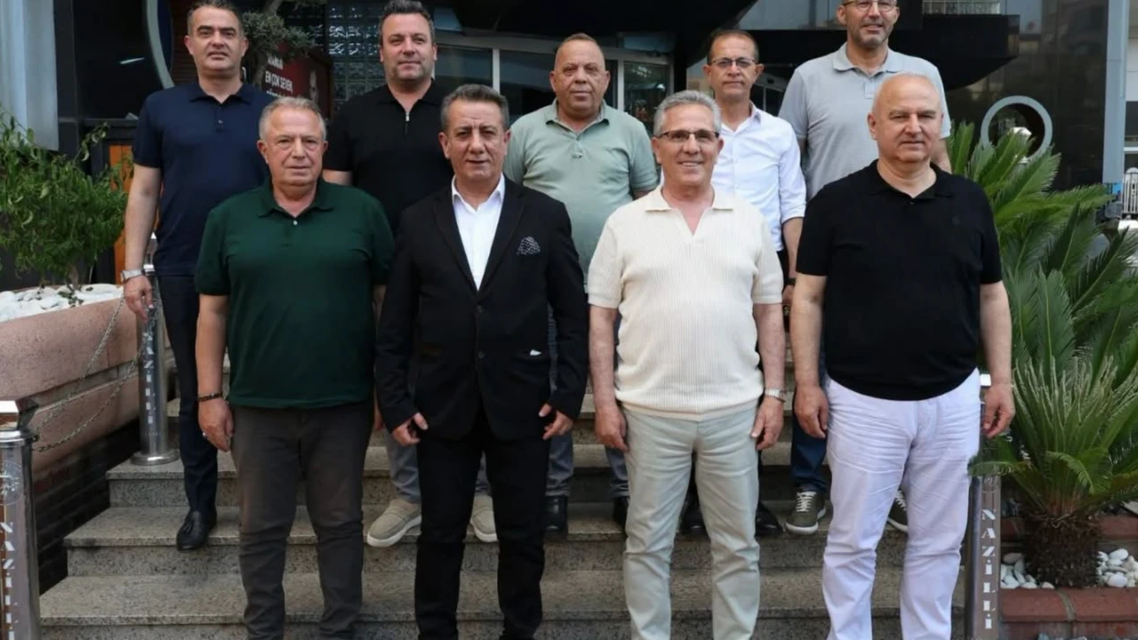 EFELER CHP TOPLU İSTİFA EDEREK YENİ PARTİNİN YOLUNU TUTTU