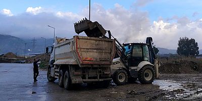 EFELER’İN EKİPLERİ KAMU KURUMUNUN DÖKTÜĞÜ MOLOZLARI TEMİZLEDİ