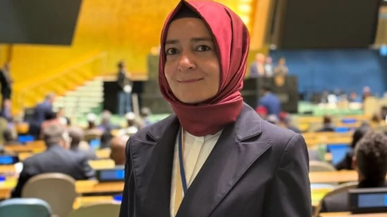 Eski AKP'li Bakan Fatma Betül Sayan Kaya, fon iddiaları sonrasında AKP'deki görevinden istifa etti