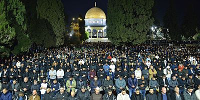İsrailin Engellemesine Rağmen100 bin Müslüman AKSA'da 