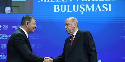 İZMİR'DE HALK CEMİL TUGAY'IN AKP'YE GEÇMESİYLE AYAKLANDI