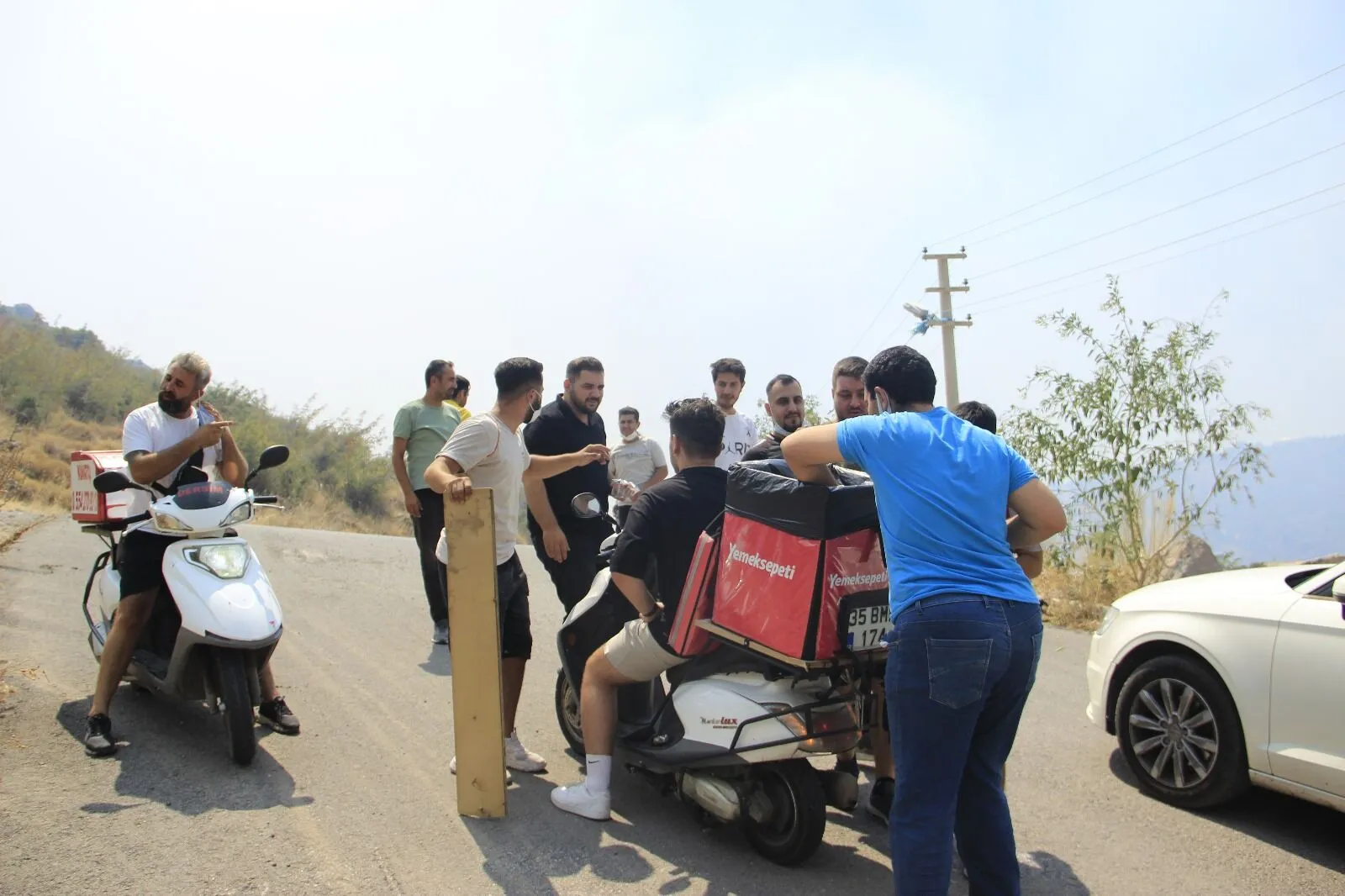 İzmir'de Kuryeler Mağdur Vatandaşın Hızırı oldu.