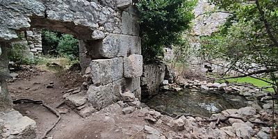 Olympos Antik Kenti'nde yaklaşık 200 metrekarelik hamam yapısı keşfedildi