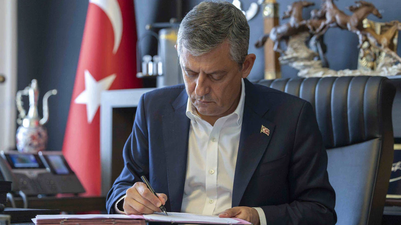 Özgür Özel CHP'den İstifa Etti