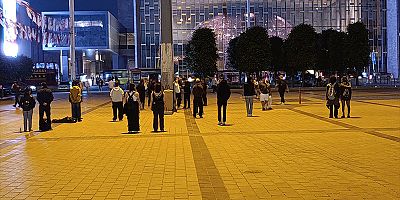 Taksim’de ‘duran adam’ eylemi tutuklama getirdi.