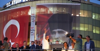 Özgür Özel Atatürk Kent Meydanında Halka Hitap Etti